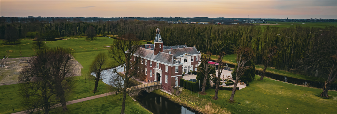 Luchtfoto van Château Marquette omgeven door groen landschap, ideaal voor vergaderen in de natuur