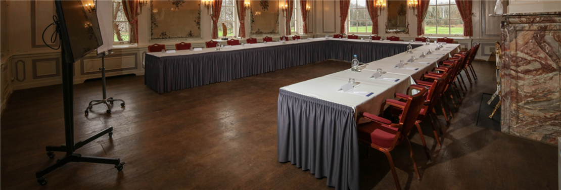 Vergaderzaal in vergaderopstelling Vergaderzaal met tafels en stoelen op Landgoed Marquette