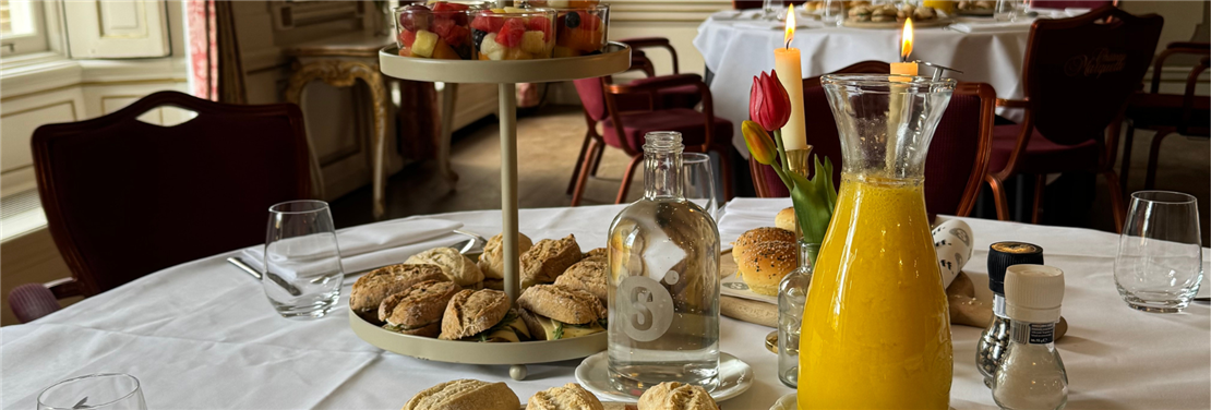 Gedekte lunchtafel met broodjes, drankjes en hapjes voor vergaderarrangement op Landgoed Marquette